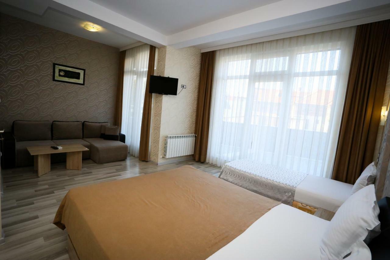 Apart Hotel Central Momchilgrad Exterior foto